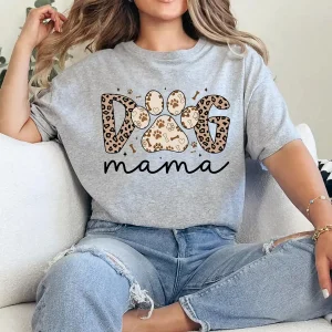 Dog Mama T-Shirt with Leopard Print – Retro Dog Mom Graphic Tee, Cute Gift for Pet Moms, Mother's Day Shirt for Dog Lovers, Trendy Mama Outfit
