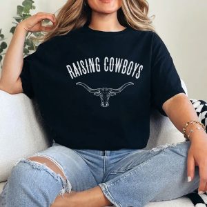 Raising Cowboys Mama Shirt – Western Cowboy Mom T-Shirt – Comfort Colors Tee for New Boy Mama – Country Mom Life Shirt – Pregnancy Announcement Tee