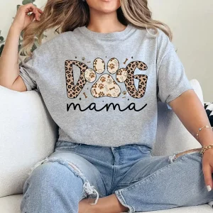 Dog Mama T-Shirt with Leopard Print – Retro Dog Mom Graphic Tee, Cute Gift for Pet Moms, Mother's Day Shirt for Dog Lovers, Trendy Mama Outfit