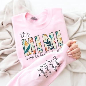 Mimi Gift Custom Christmas Gift for Mimi Sweatshirt I Wear My Heart On My Sleeve Kids Name on Sleeve Personalized Gift for Mimi Shirt 4